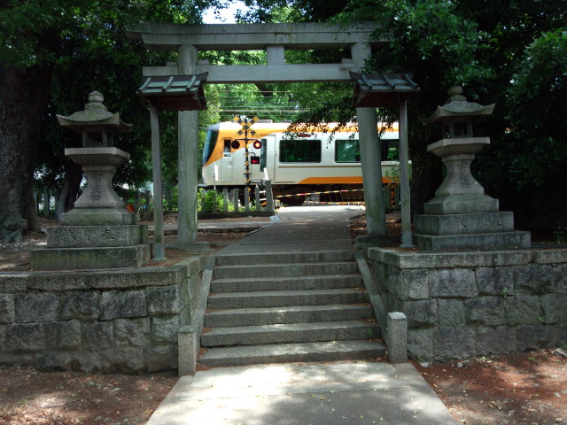 鳥居前通過電車