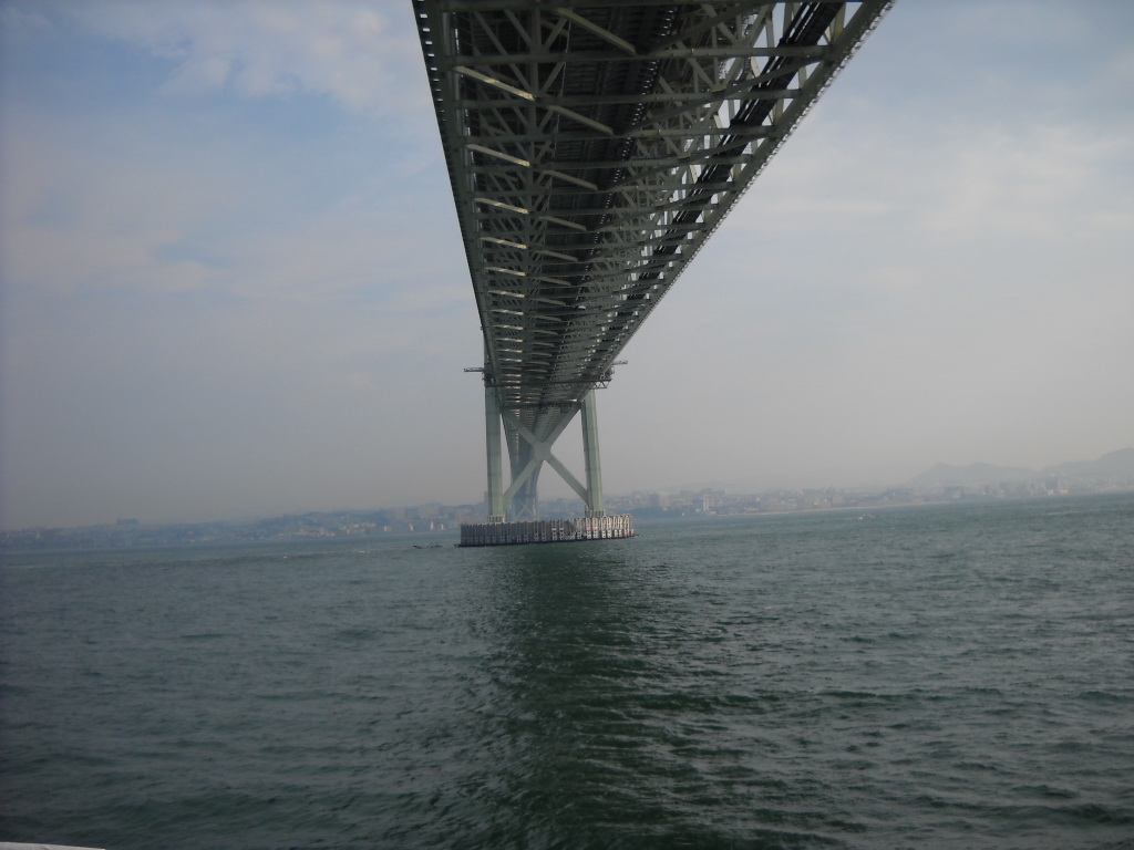 明石海峡大橋下